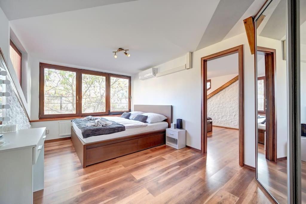 Velky 3-Loznicovy Byt Praha 8 Karlin Apartman Kültér fotó
